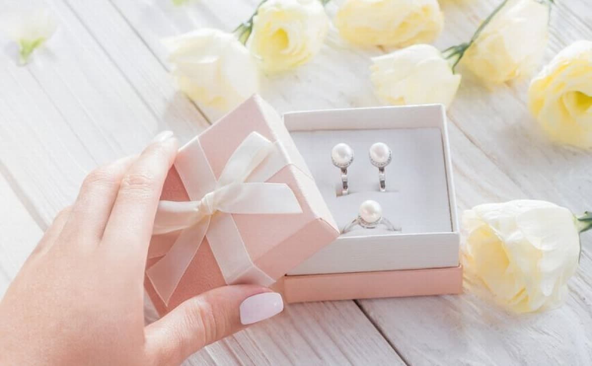 SHIPPING — pearl jewellery in gift packaging, warm tones