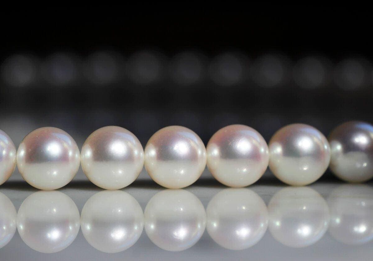 Perfectly round Akoya pearl strand with mirror-like lustre