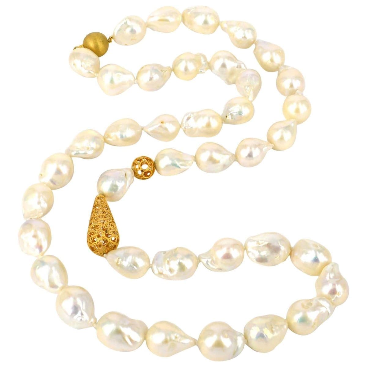 Baroque pearl necklace with organic, free-flowing forms