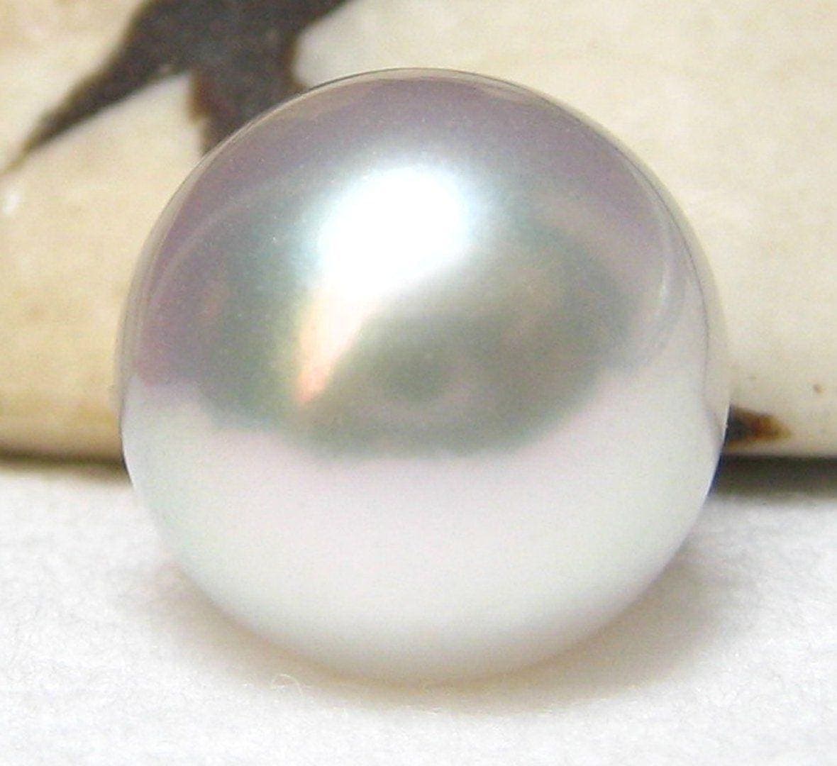 A silvery pearl with sharp, clear reflections