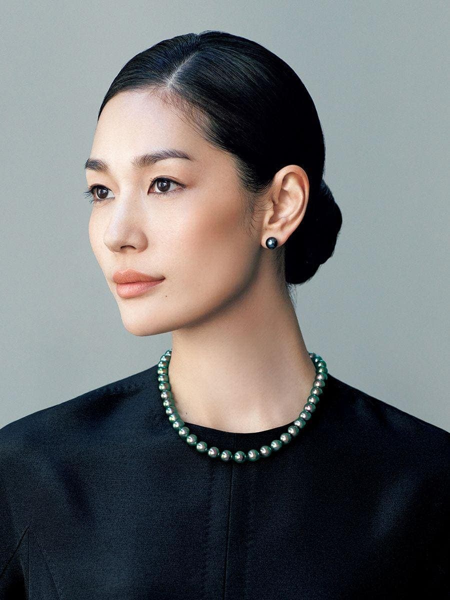 Tahitian pearl necklace styled with an all-black outfit
